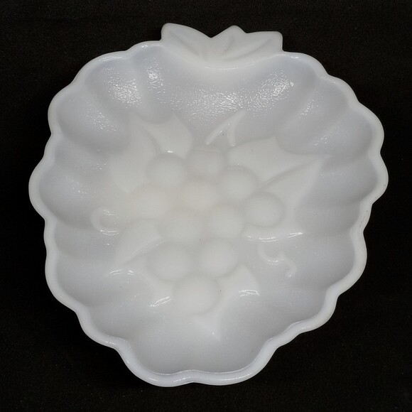 Hazel-Atlas Opaque Milk Glass Embossed Grape Snack Dish -Trinket - Candy-Vintage - Picture 4 of 4